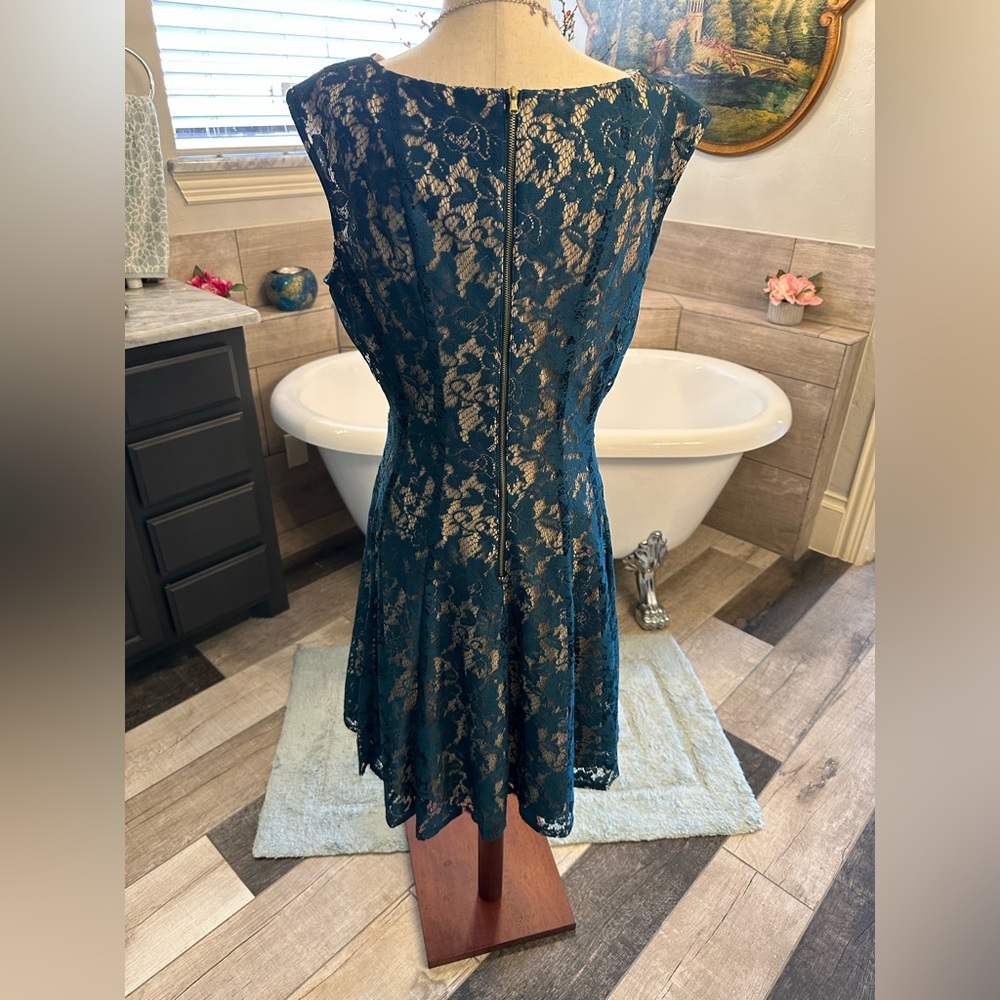 Like new Julian Taylor gorgeous Teal Color Fall with Ivory Undertone Lace - Picture 12 of 14